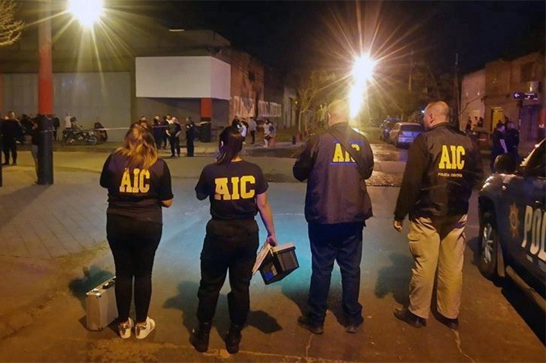 Asesinaron a tiros a un padre y balearon al hijo de 17 años para robarles una moto | Información General