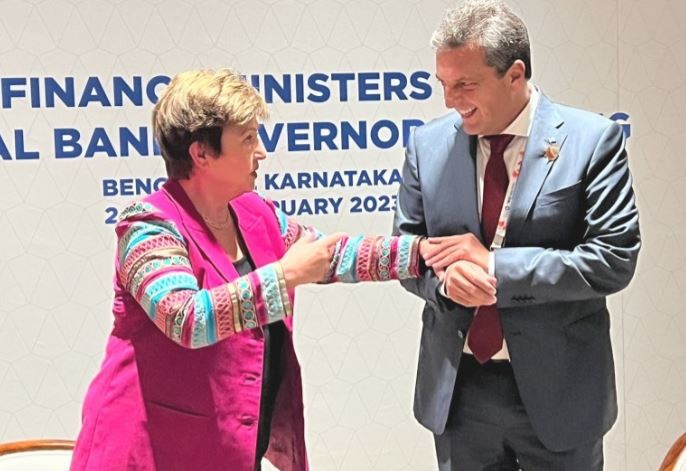 Por la guerra y la sequía, el Fondo Monetario Internacional modifica el programa con la Argentina | Política y Economía