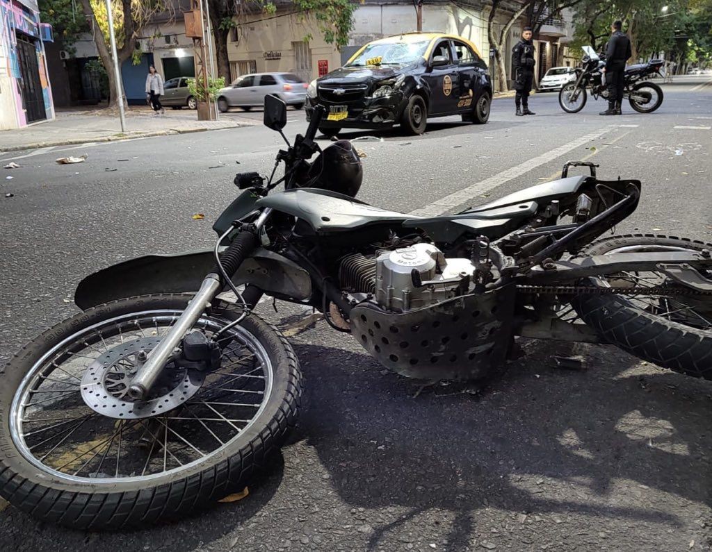 Violento choque entre un taxi y una moto en barrio Abasto | Rosario y la región