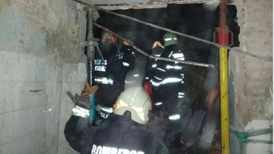 Se derrumbó una casa en Floresta: dos muertos y varias personas atrapadas | Información General