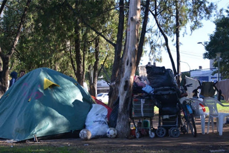 Denuncian que los corrieron de su casa "a los tiros" y ahora viven en una plaza | Rosario y la región