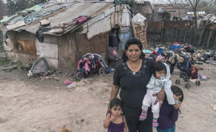 Más de un millón de personas vive en condiciones de hacinamiento crítico, según el INDEC | Política y Economía