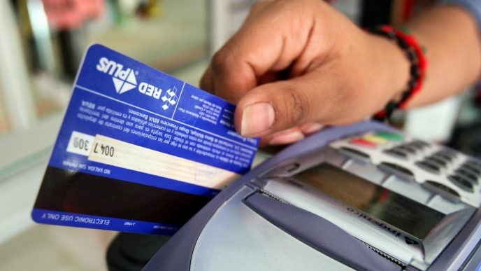 Extienden hasta fin de año y duplican reintegros a sectores vulnerables por compras con débito | Política y Economía