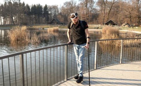 Un hombre tetrapléjico logró volver a caminar luego de 12 años gracias a un implante | Internacionales