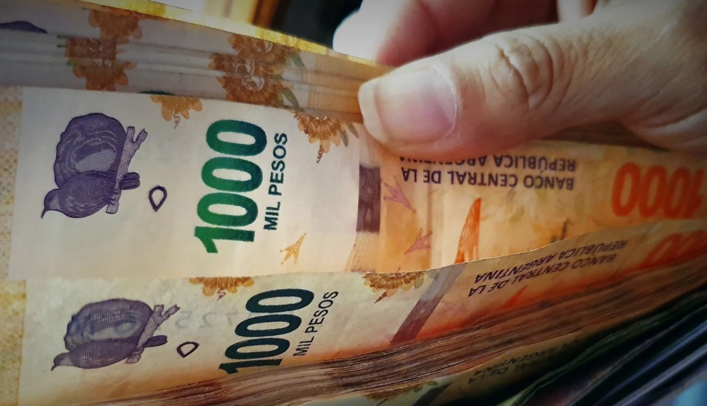 Esperando el medio aguinaldo: cuándo se paga y cómo se calcula | Política y Economía