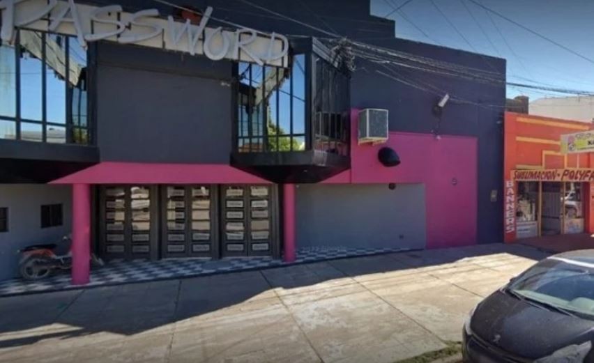 Salvaje ataque de un patovica a un joven en la puerta de un boliche: le pegó una patada en la cabeza cuando estaba en el piso | Información General