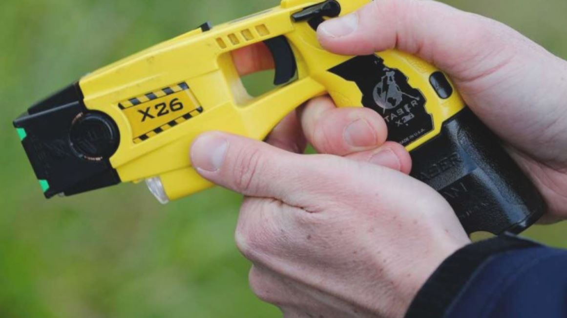 El Gobierno afirmó estar "trabajando fuertemente" para su implementar las pistolas Taser | Política y Economía