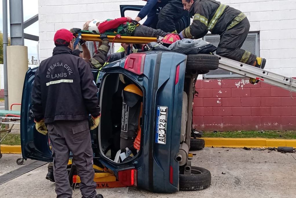 Video: fue a rendir el examen de conducir, volcó el auto y tuvo que ser rescatada por el SAME | Información General