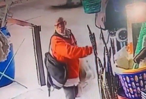 Una abuela protagonizó un insólito robo a plena luz del día y quedó filmado | Información General