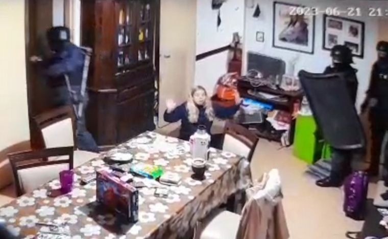 Video: la Policía se equivocó de casa durante un allanamiento y horrorizó a una madre y sus dos hijos | Rosario y la región