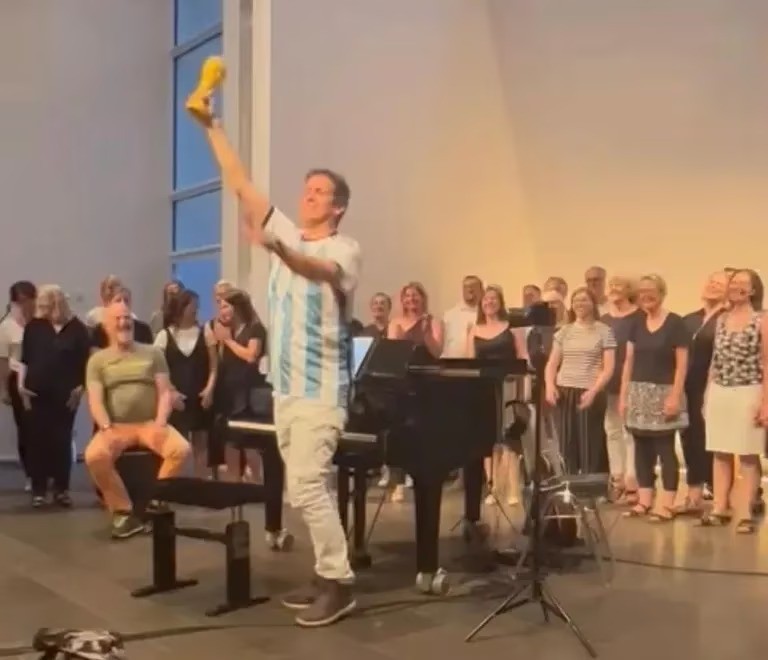 De no creer: un argentino hizo cantar “muchachos” a un coro alemán | Información General