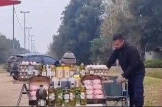 Video emotivo: una vecina le regaló una silla de ruedas a un puestero y estallaron las redes | Rosario y la región