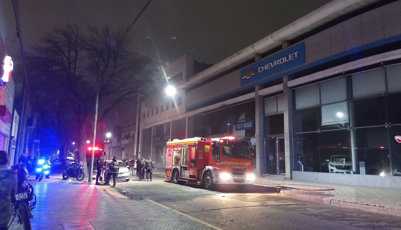 Se incendió la concesionaria Chevrolet de Eva Perón y Valparaíso | Rosario y la región