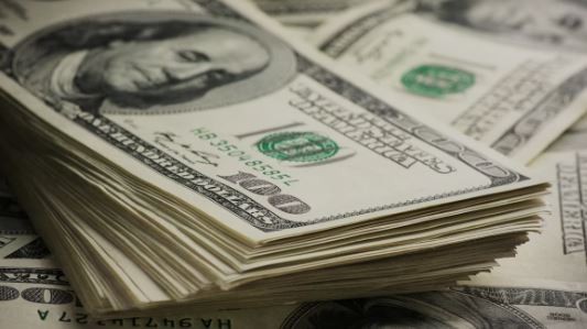 Los argentinos tienen unos US$390 mil millones fuera del sistema financiero, casi un PBI | Política y Economía