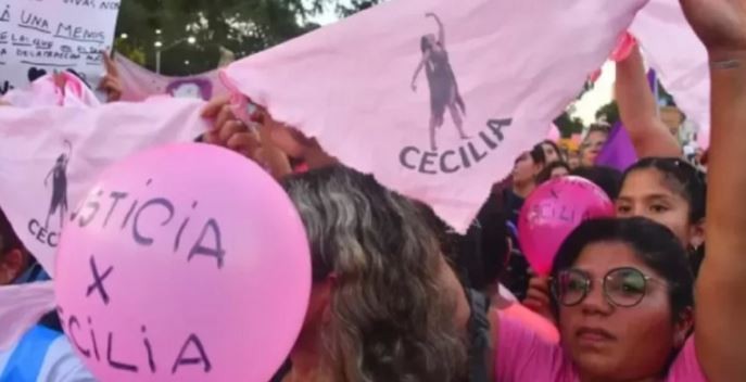 Marcha a un mes de la desaparición de Cecilia: tiñeron de rosa el puente que une Chaco y Corrientes | Información General