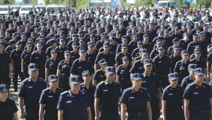 El Gobierno fijó aumentos salariales para el personal militar y policial | Política y Economía