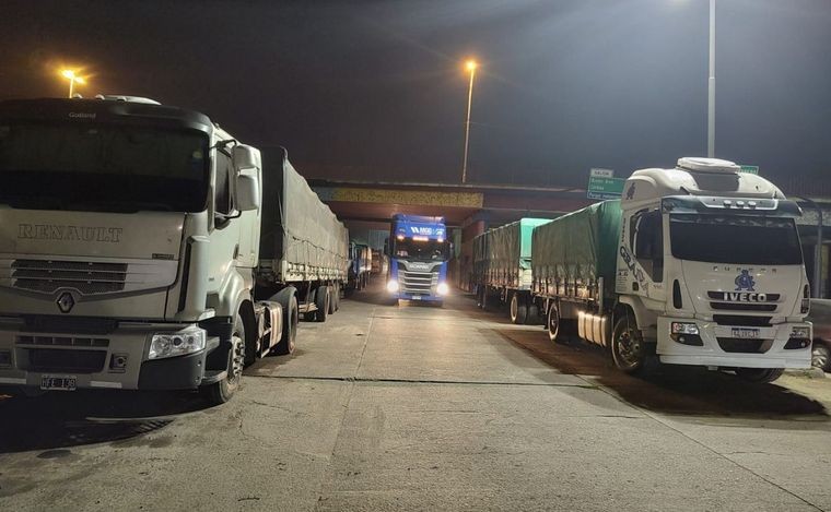 Caos vehicular: más de 200 camiones esperan poder ingresar al Puerto | Rosario y la región