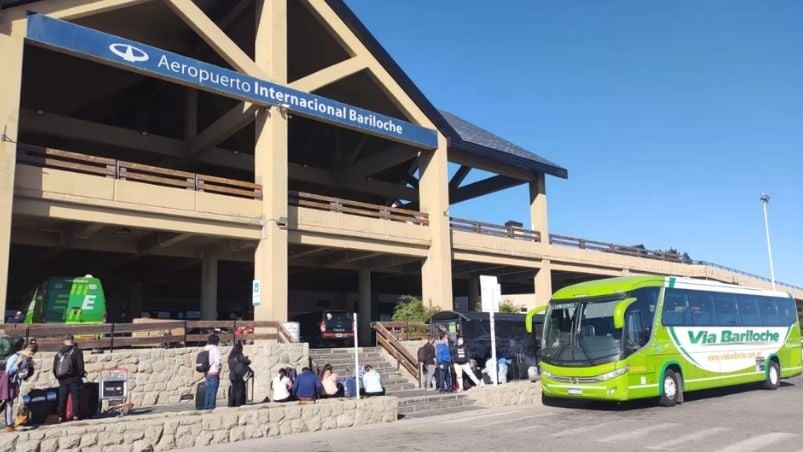 Un egresado de escuela de Mar del Plata se durmió y quedó "olvidado" en el aeropuerto de Bariloche | Información General