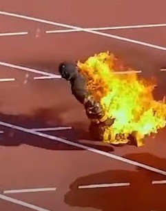 Un bombero impuso un nuevo récord al correr 100 metros prendido fuego | Información General