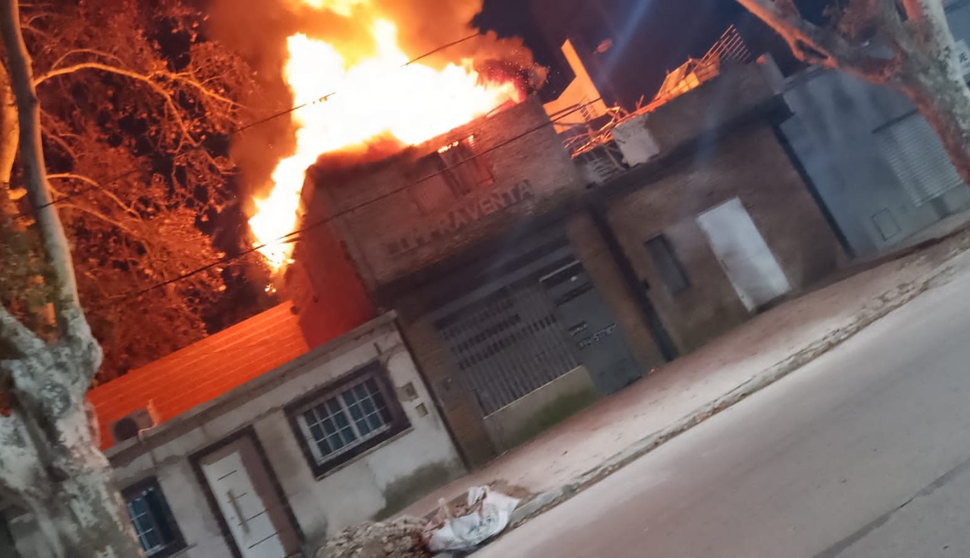 Voraz incendio en un depósito de compra venta causó daños totales | Rosario y la región