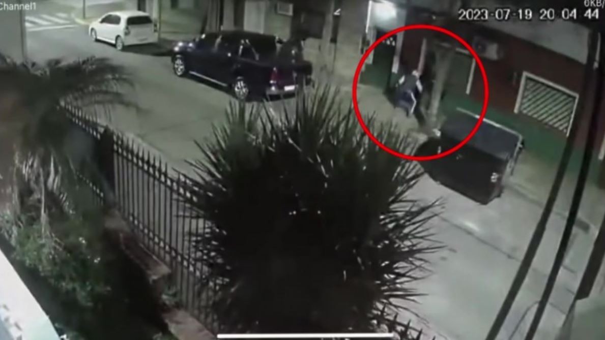 Video: tres ladrones las sorprendieron cuando bajaban cosas del auto, les robaron y las manosearon | Información General