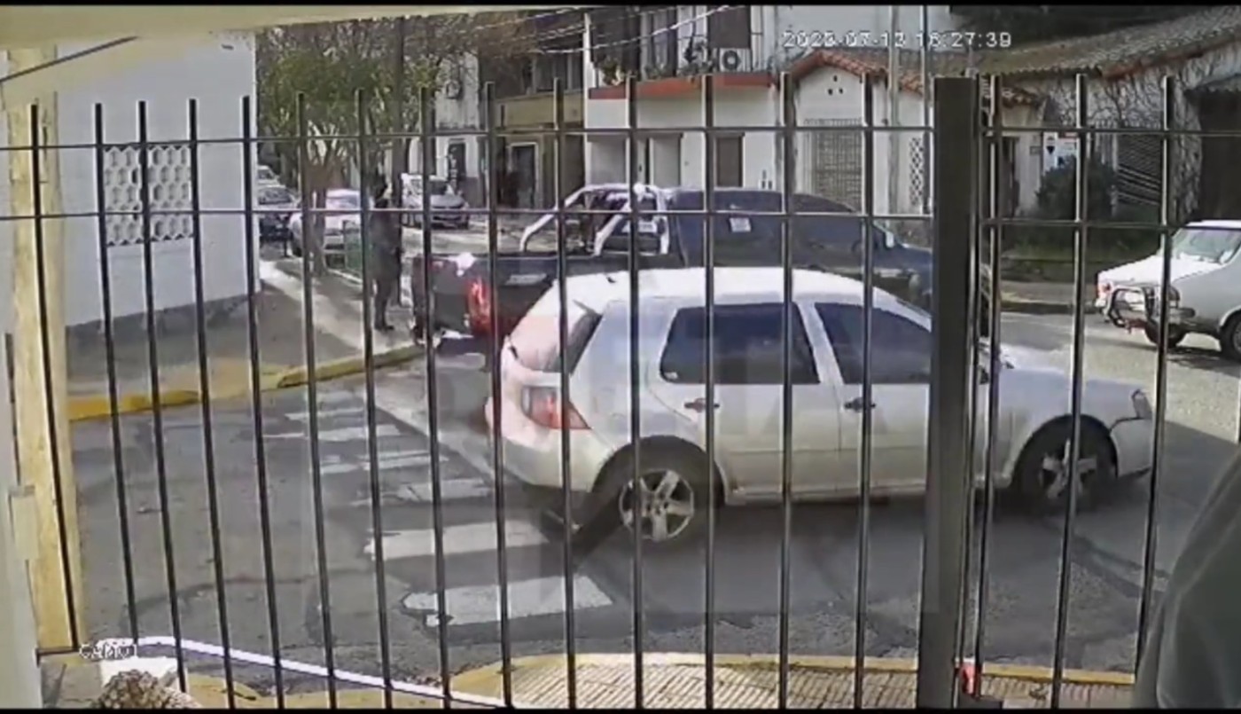 Video: una mujer iba con su hijo en el auto, chocó y el otro conductor le destrozó el parabrisas a hachazos | Información General