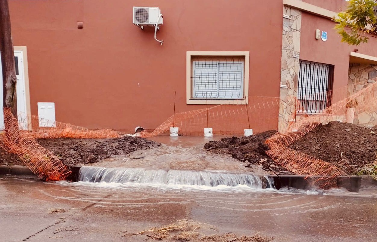Como en las cataratas: se rompió un caño y el agua fluye en cascada | Información General