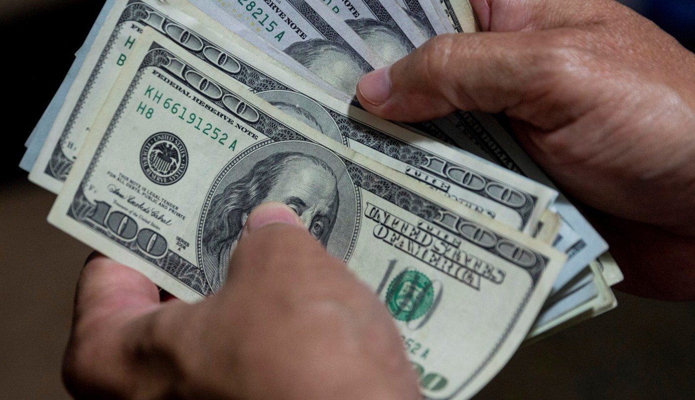 Dólar blue: tras haber tocado los $800, retrocede pero igual se ubica en níveles récord | Política y Economía