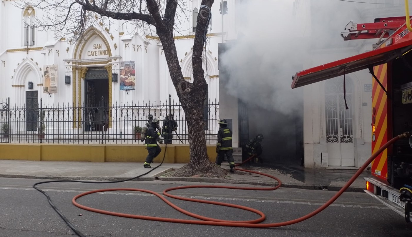 Se incendió un vehículo en el estacionamiento de la Iglesia San Cayetano | Rosario y la región