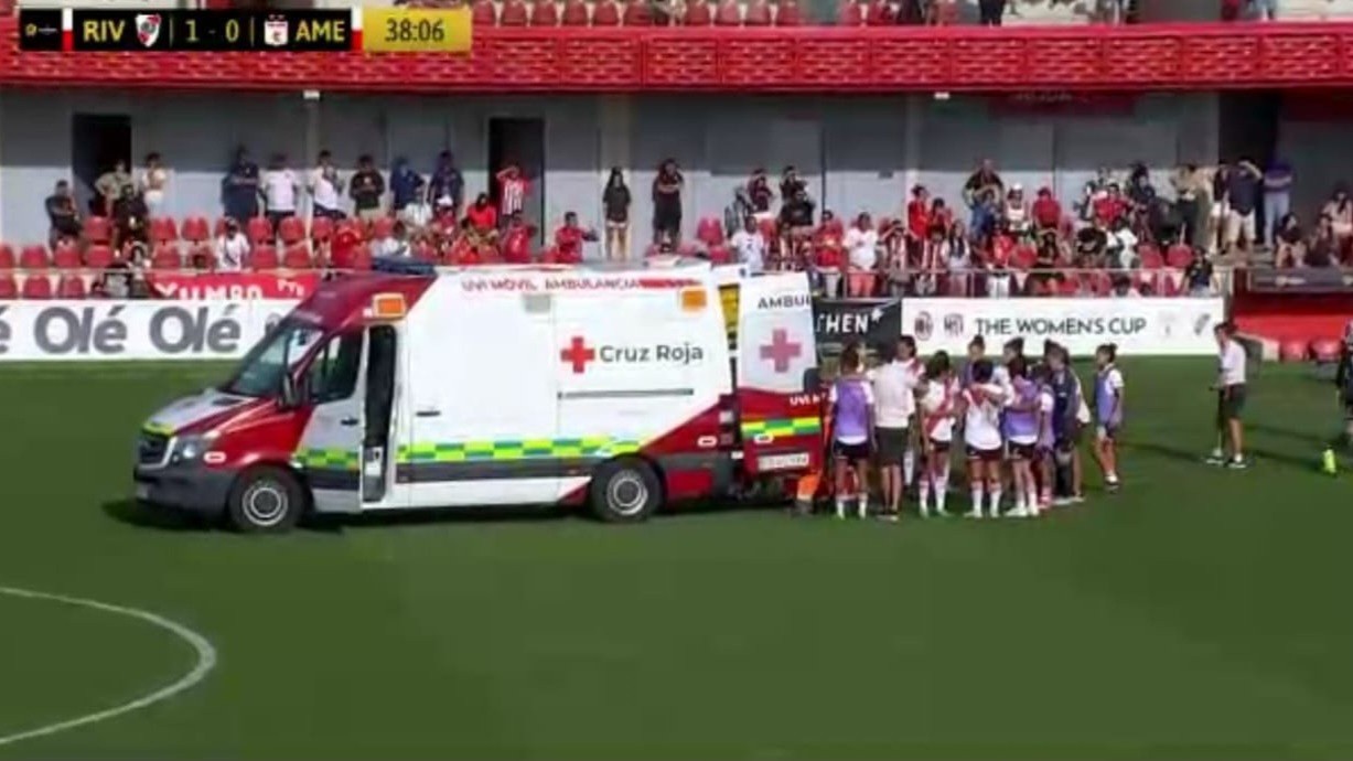 Susto en el fútbol femenino: Una jugadora de River se desvaneció y convulsionó en pleno partido | Deportes