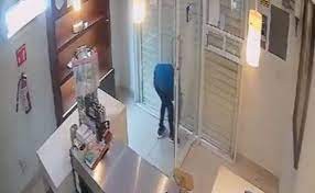 Video: un ladrón entró a robar un local, se quedó encerrado y fue detenido | Internacionales