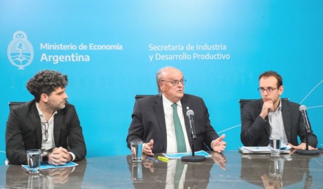 De Mendiguren dijo que se tomaron todas las medidas posibles para "no tener que devaluar 100%" | Política y Economía