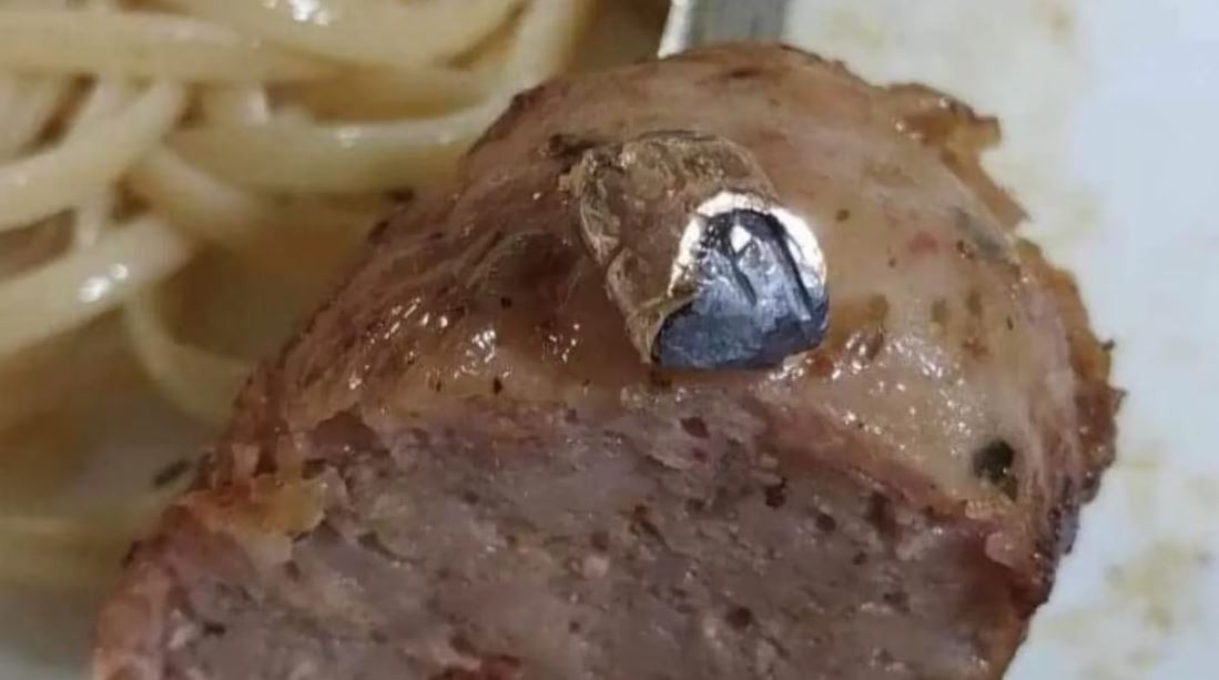 "De suerte no lo tragué": comía asado y encontró una bala en el chorizo | Información General