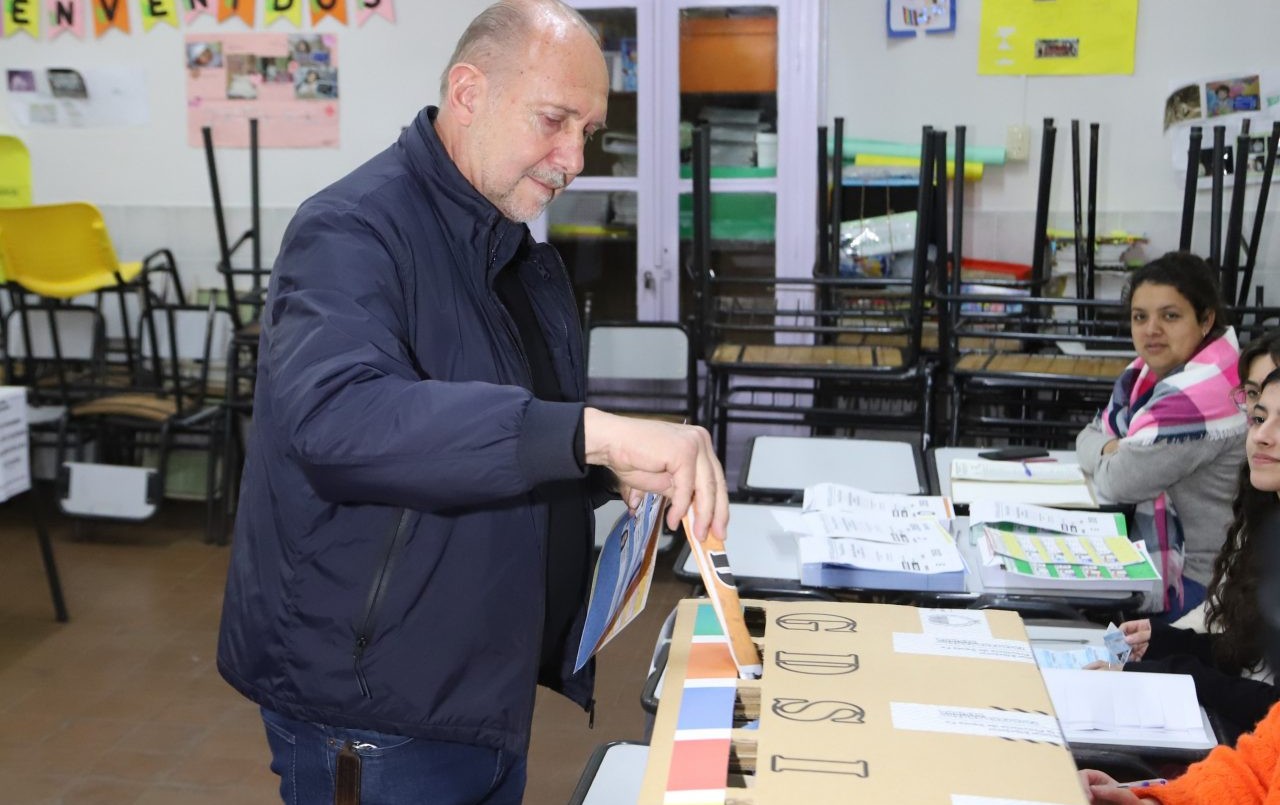 Perotti votó en Rafaela y destacó “el buen funcionamiento de las elecciones en toda la provincia” | Rosario y la región