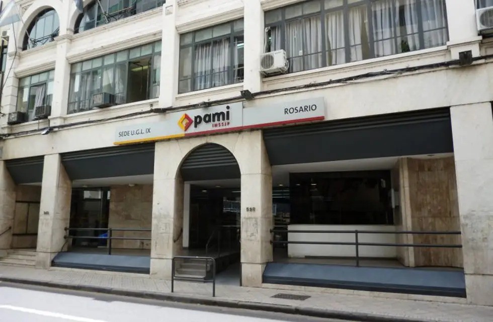 Corte y reclamo de transportistas de PAMI generan caos en pleno centro | Rosario y la región