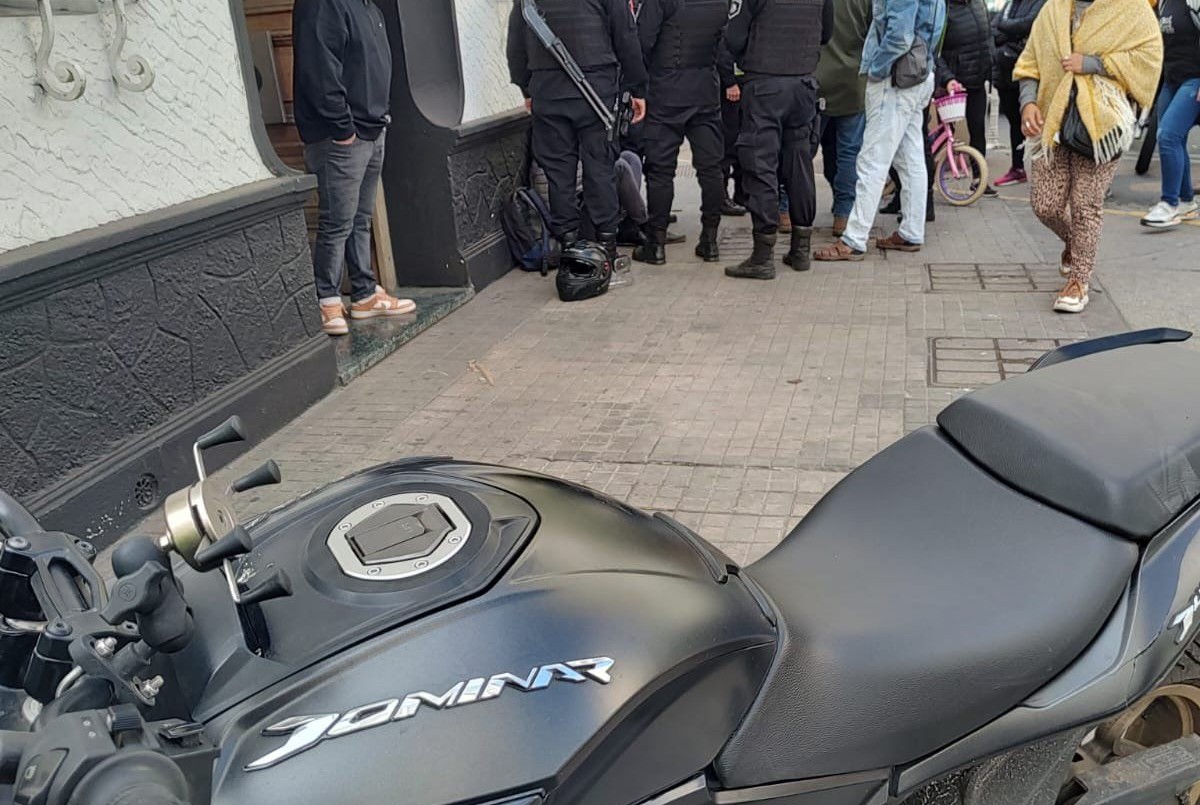 Evadía un control, atropelló a un peatón y siguió hasta chocar con un auto de la policía que lo detuvo | Rosario y la región