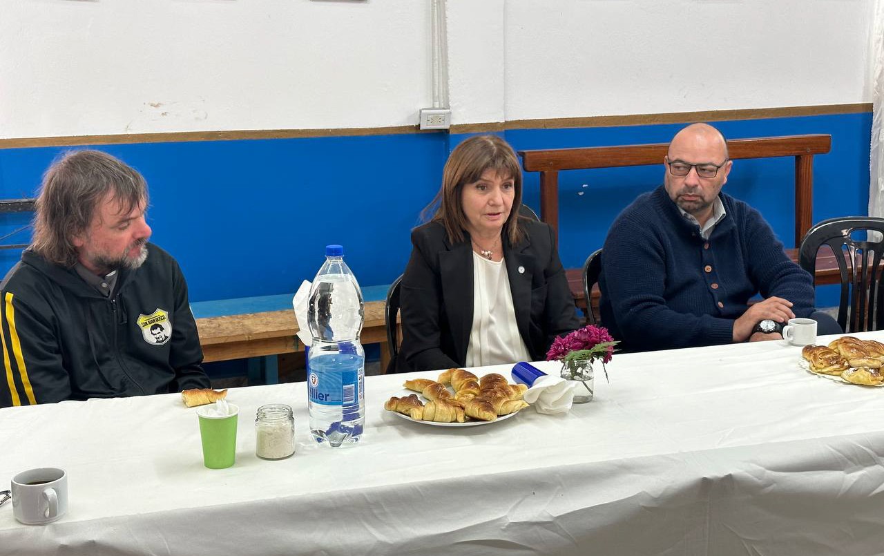 Bullrich se reunió con curas villeros: la visita del Papa Francisco como tema central | Política y Economía