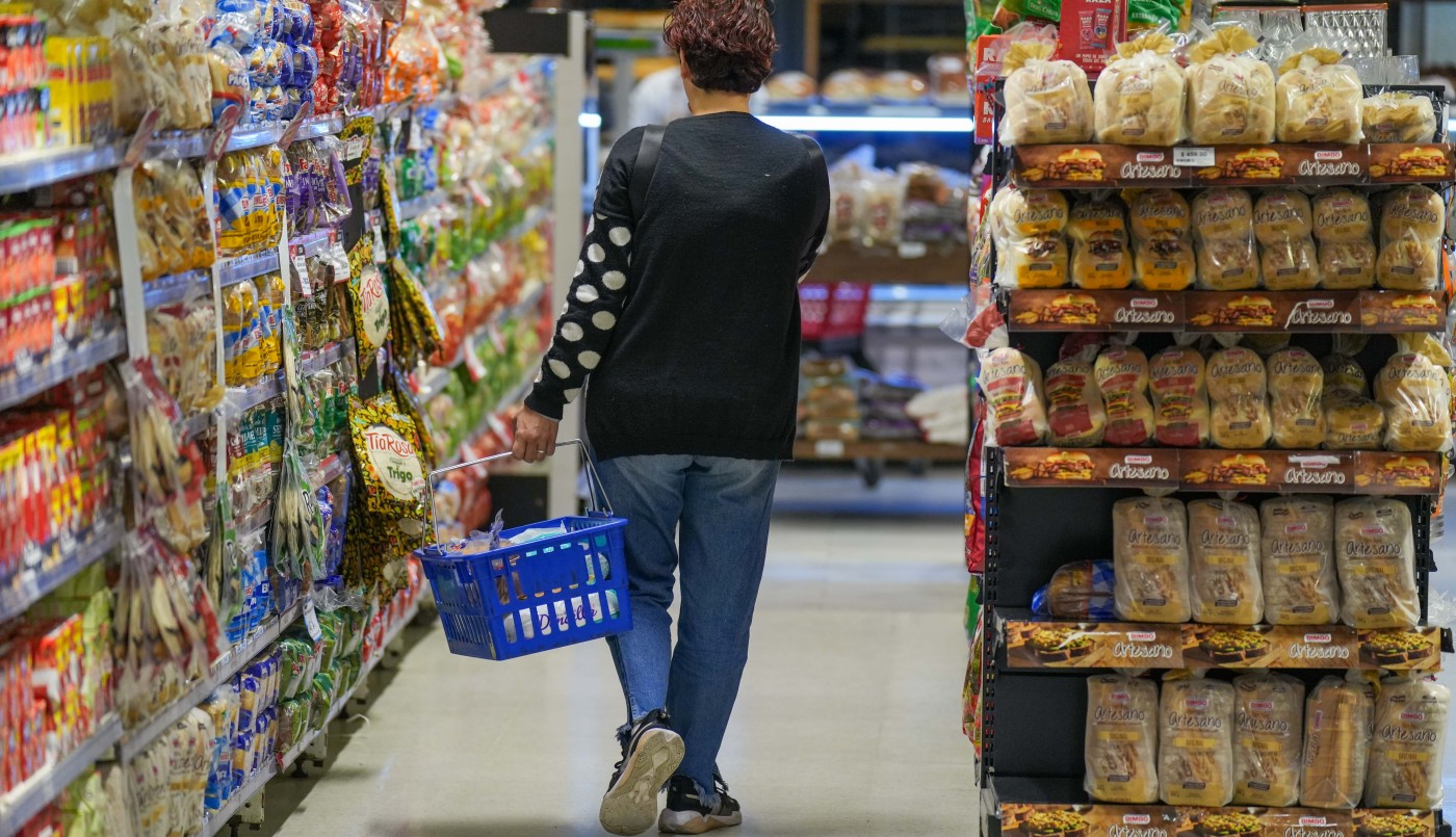 La canasta básica aumentó 14,3% en agosto y una familia tipo necesitó $284.687 para no ser pobre | Política y Economía