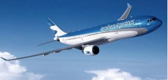 Un avión de Aerolíneas Argentinas realizó su primer vuelo con combustible sostenible | Información General