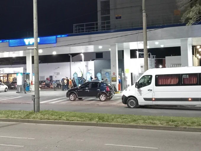 Zona Norte: Balearon una YPF cuando salían 40 alumnos de viaje de estudios a Córdoba | Rosario y la región