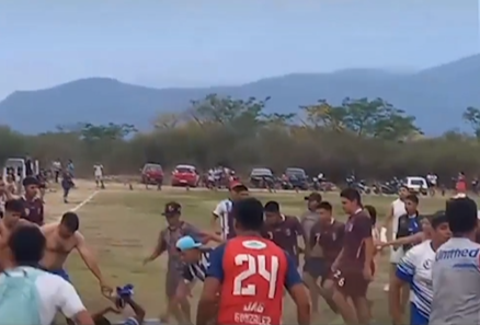 Video: Terminaron a las piñas en un partido de fútbol de la liga local de Vaqueros | Información General