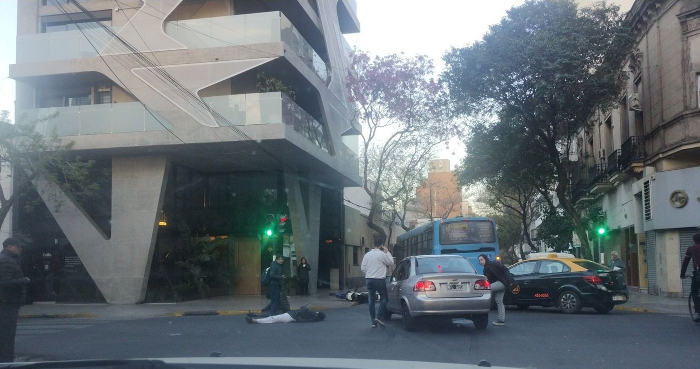 Fuerte choque en pleno centro terminó con dos heridos | Rosario y la región