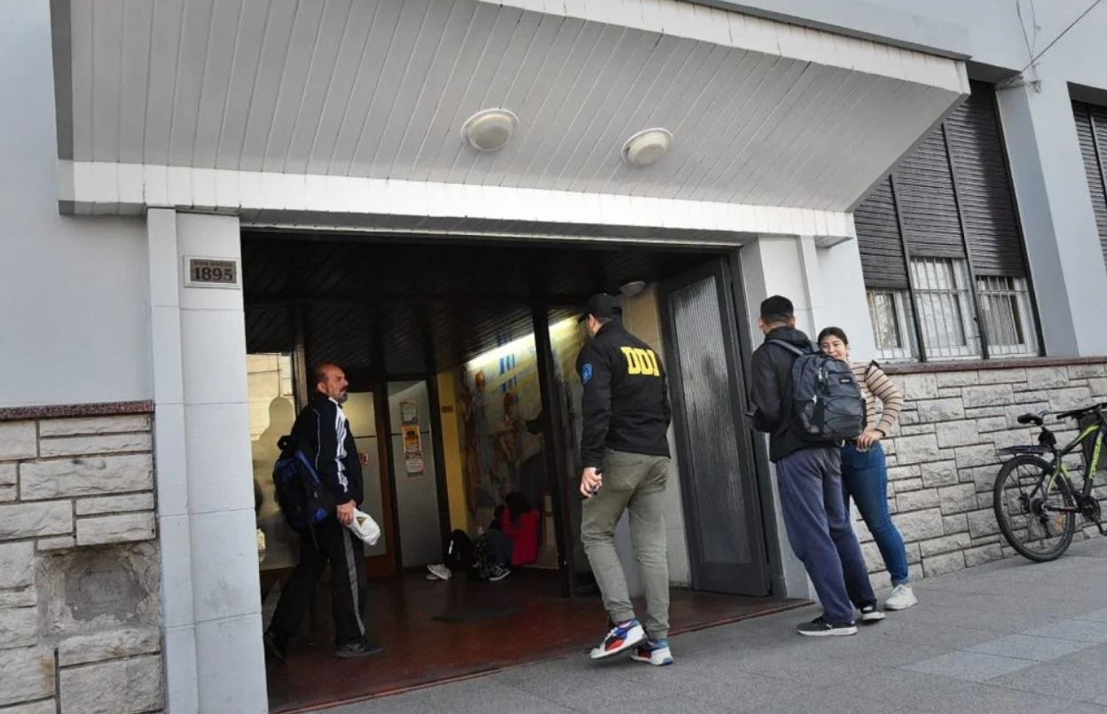 Armó una bomba por un desafío de TikTok, la detonó en su colegio y dejó sorda a una alumna: fue condenado | Información General