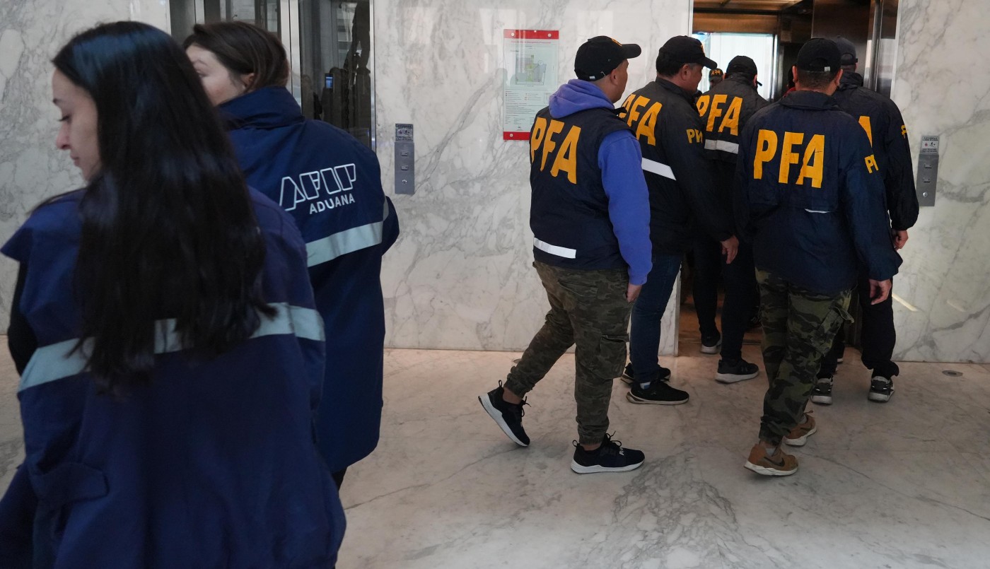 Allanaron 18 bancos por fuga de dólares, en medio de la escalada del blue | Política y Economía