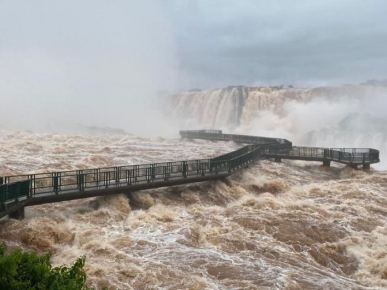 Cierran la Garganta del Diablo por el enorme caudal de agua en las Cataratas del Iguazú | Información General