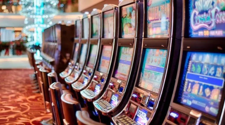 Momento de furia en Villa Carlos Paz: pateó las máquinas de un casino y terminó detenido | Información General