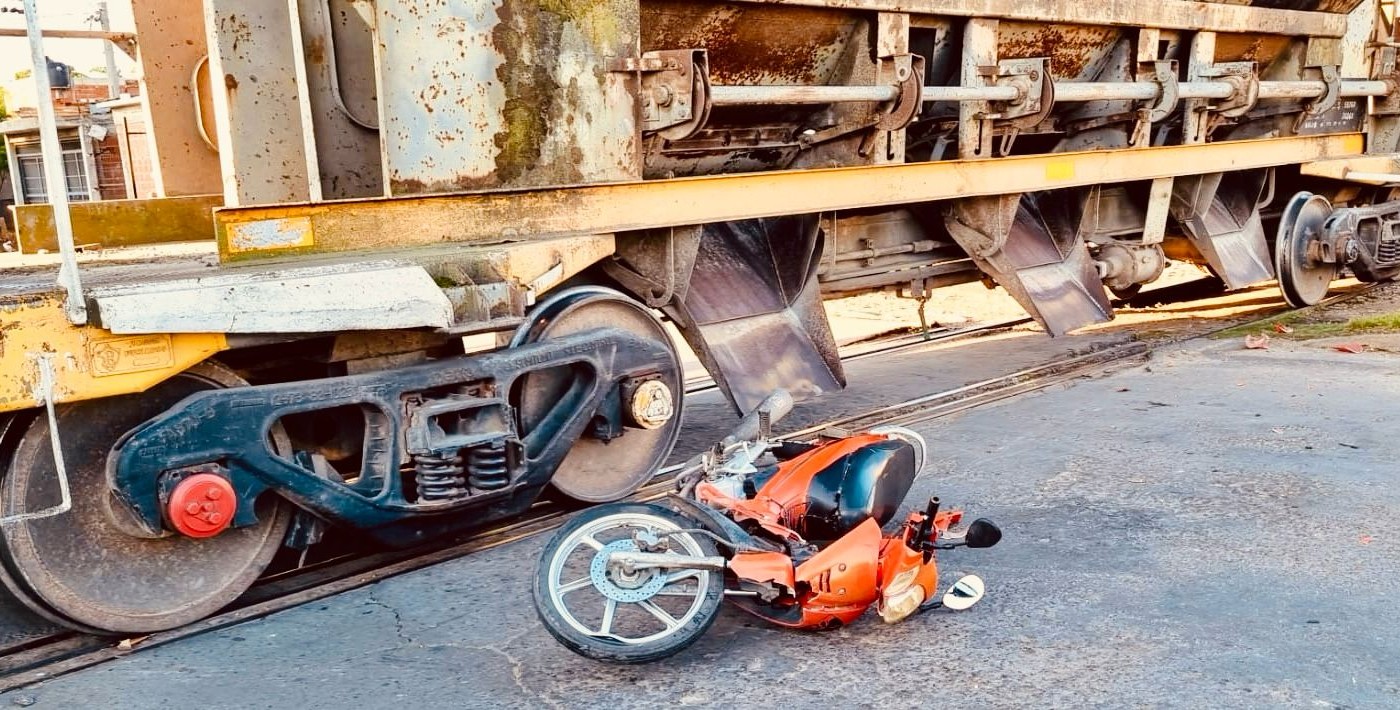 Un motociclista impactó contra un tren en zona oeste | Rosario y la región