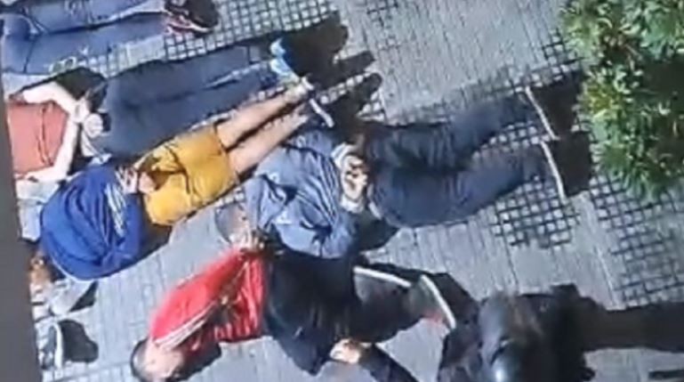 Una mujer intentó darle droga a un preso y la detuvieron: se produjo un motín y tomaron a un policía de rehén | Información General