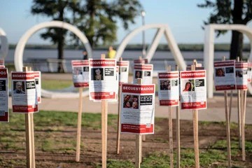 Miles de carteles con la cara de argentinos secuestrados por Hamas en el Parque de las Colectividades | Rosario y la región
