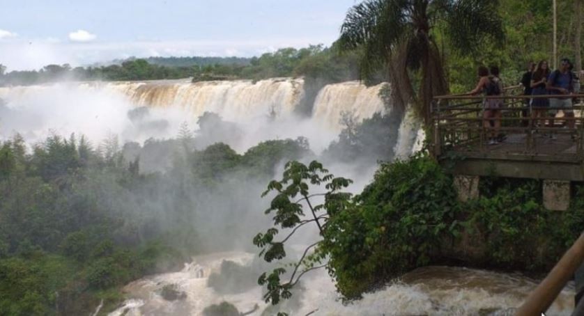 Cerraron el acceso a las Cataratas debido a una fuerte crecida del río Iguazú | Información General